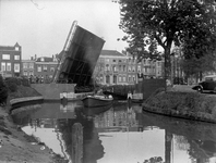 400095 Gezicht op de (geopende) Noorderbrug over de Stadsbuitengracht te Utrecht, tijdens doorvaart van het schip Stad ...